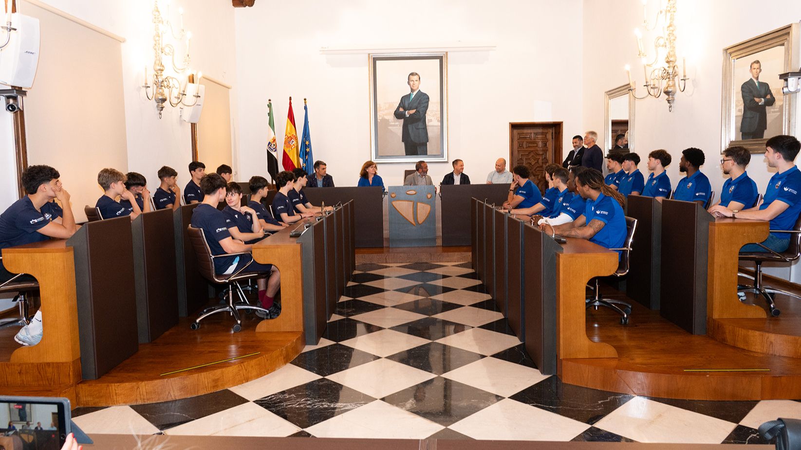 Jugadores del Sagrado Cáceres CB en la recepción de la Diputación de Cáceres