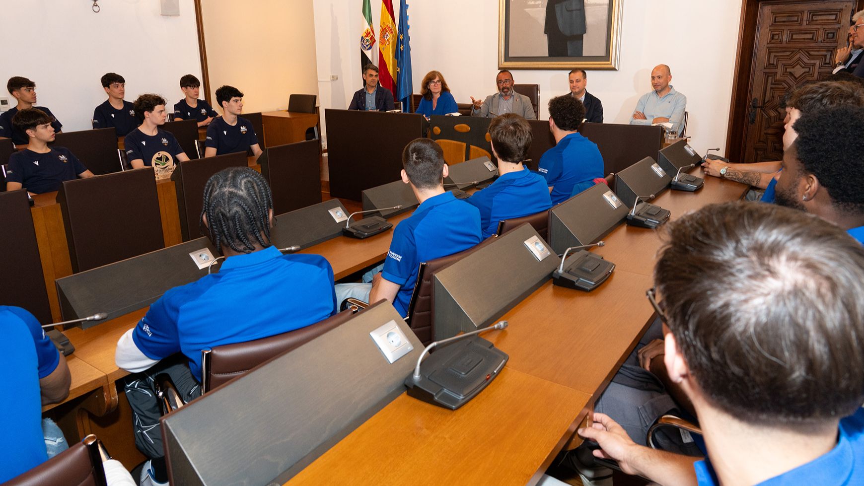 Jugadores del Sagrado Cáceres CB en la recepción de la Diputación de Cáceres