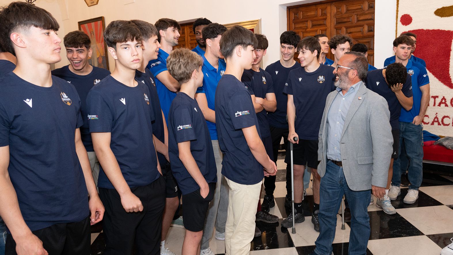 Jugadores del Sagrado Cáceres CB en la recepción de la Diputación de Cáceres
