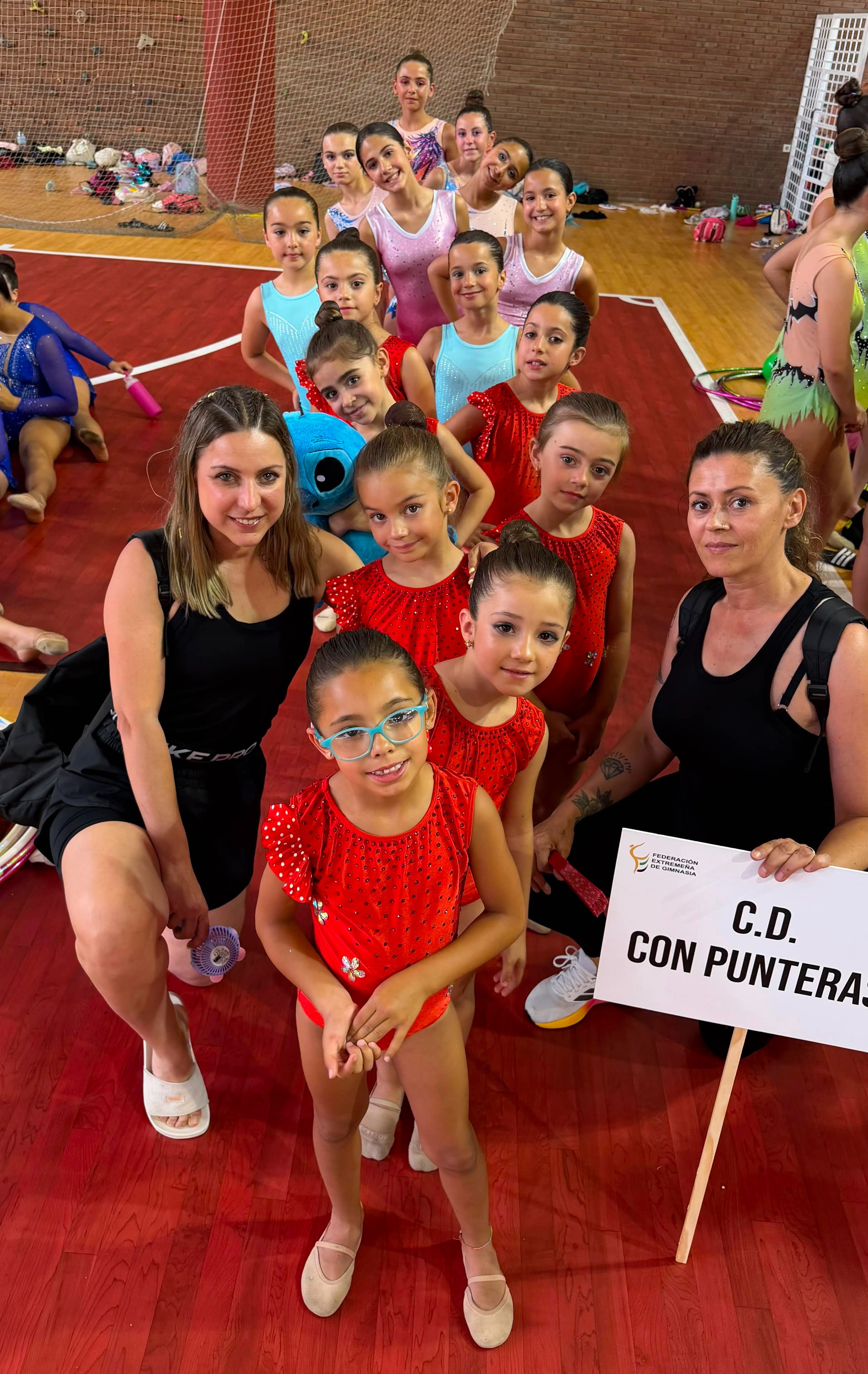 Gimnastas del Club Con Punteras con sus medallas en Don Benito