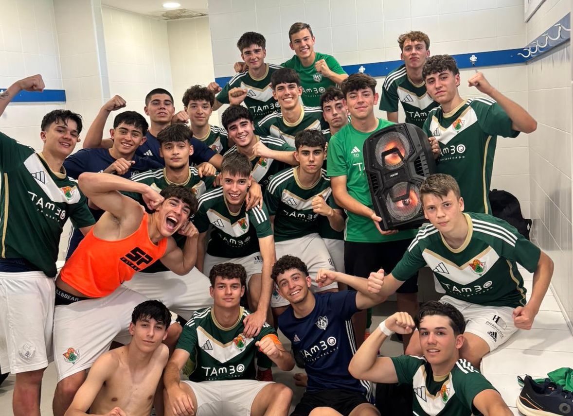 Jugadores del Cacereño B celebrando un gol ante el Nuevo Plasencia