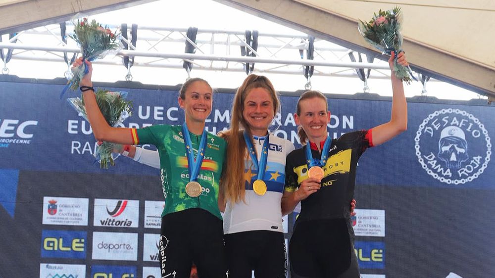 Natalia Fischer en meta tras lograr la plata europea XCM en Cantabria