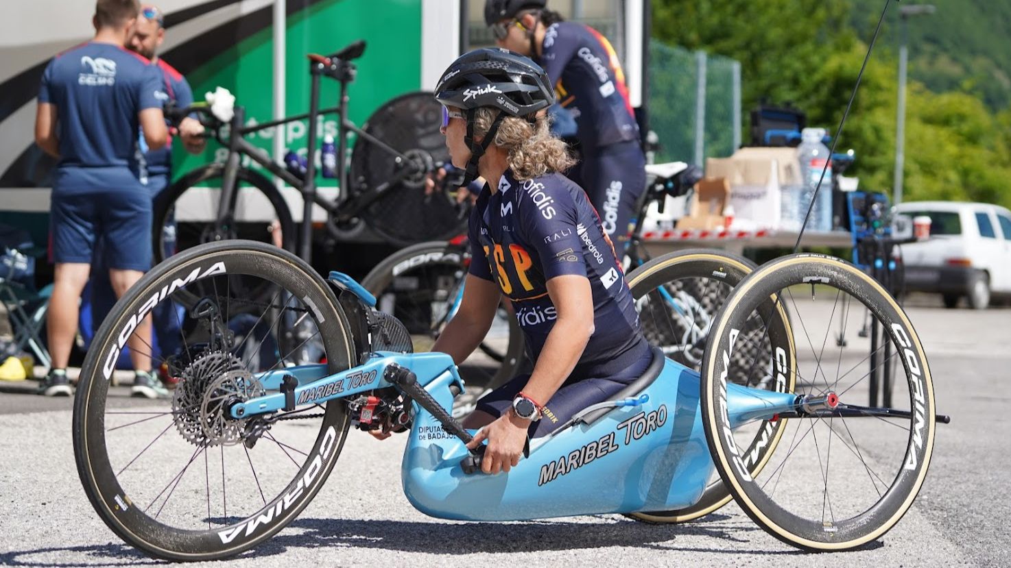 Maribel Toro celebra su medalla de bronce en el Europeo de ciclismo paralímpico