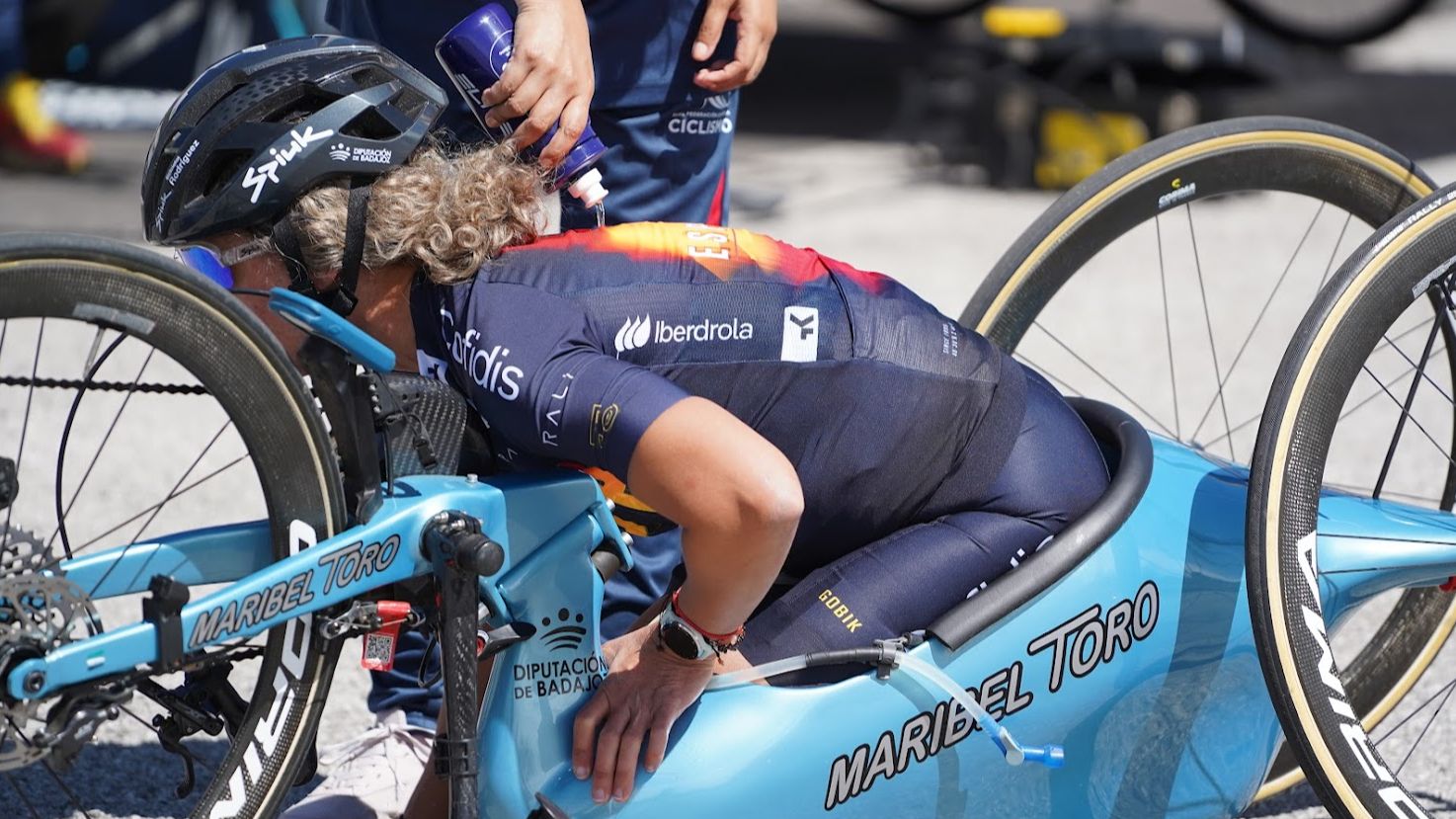 Maribel Toro celebra su medalla de bronce en el Europeo de ciclismo paralímpico
