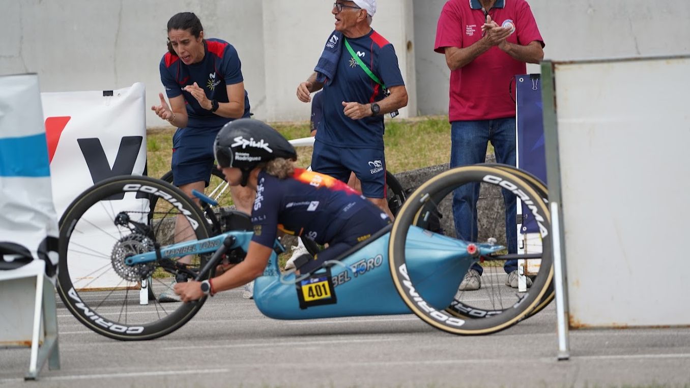 Maribel Toro celebra su medalla de bronce en el Europeo de ciclismo paralímpico