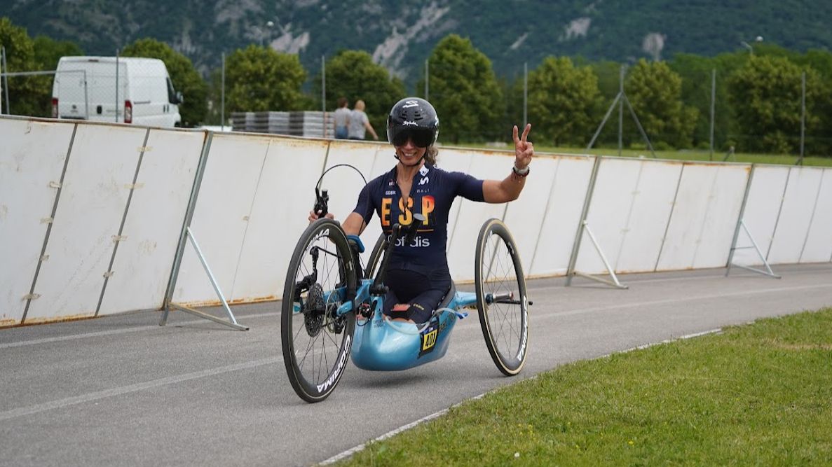 Maribel Toro celebra su medalla de bronce en el Europeo de ciclismo paralímpico