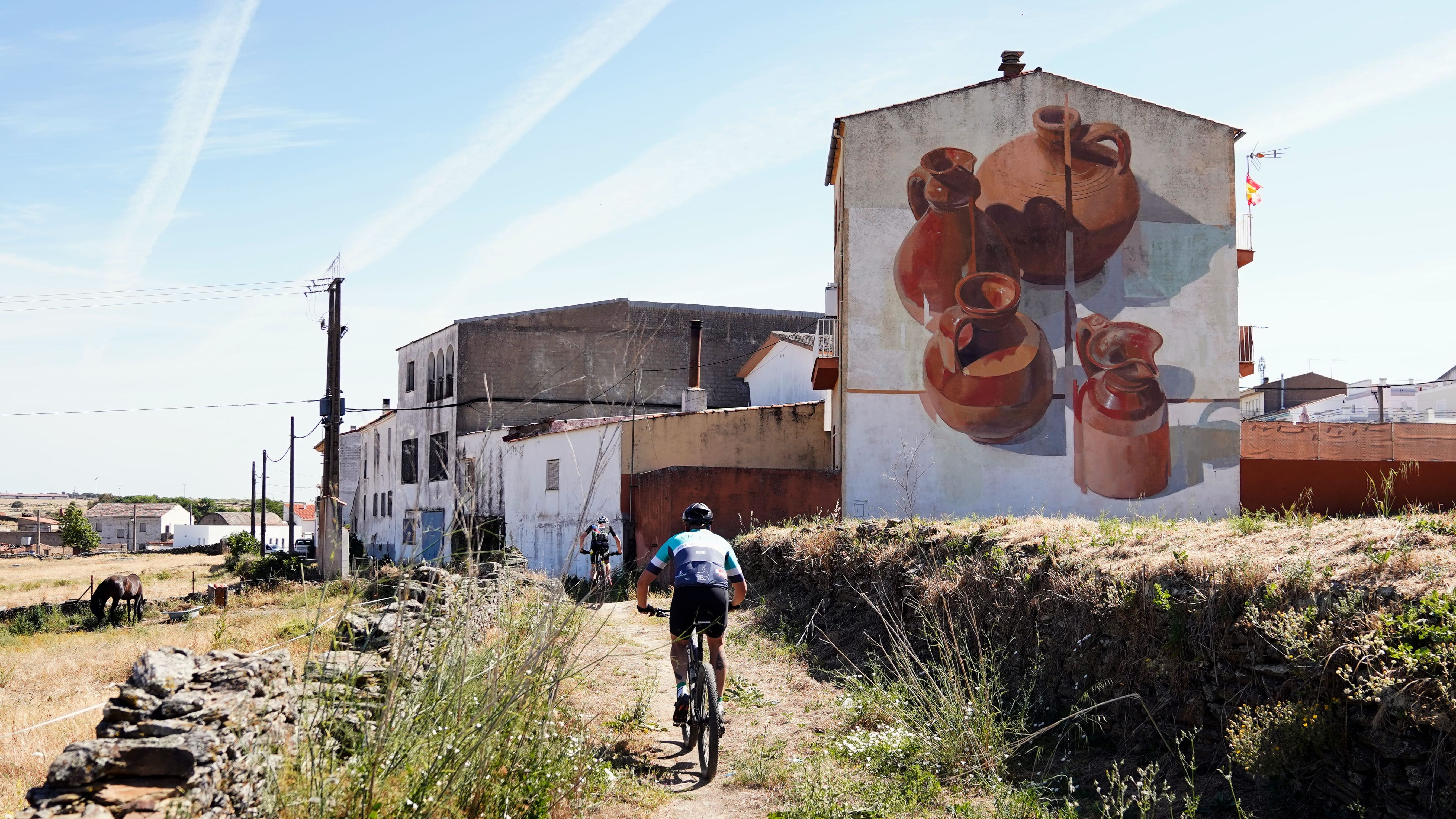 Participantes en la XII BTT Callejas de Torrejoncillo durante la ruta cicloturista
