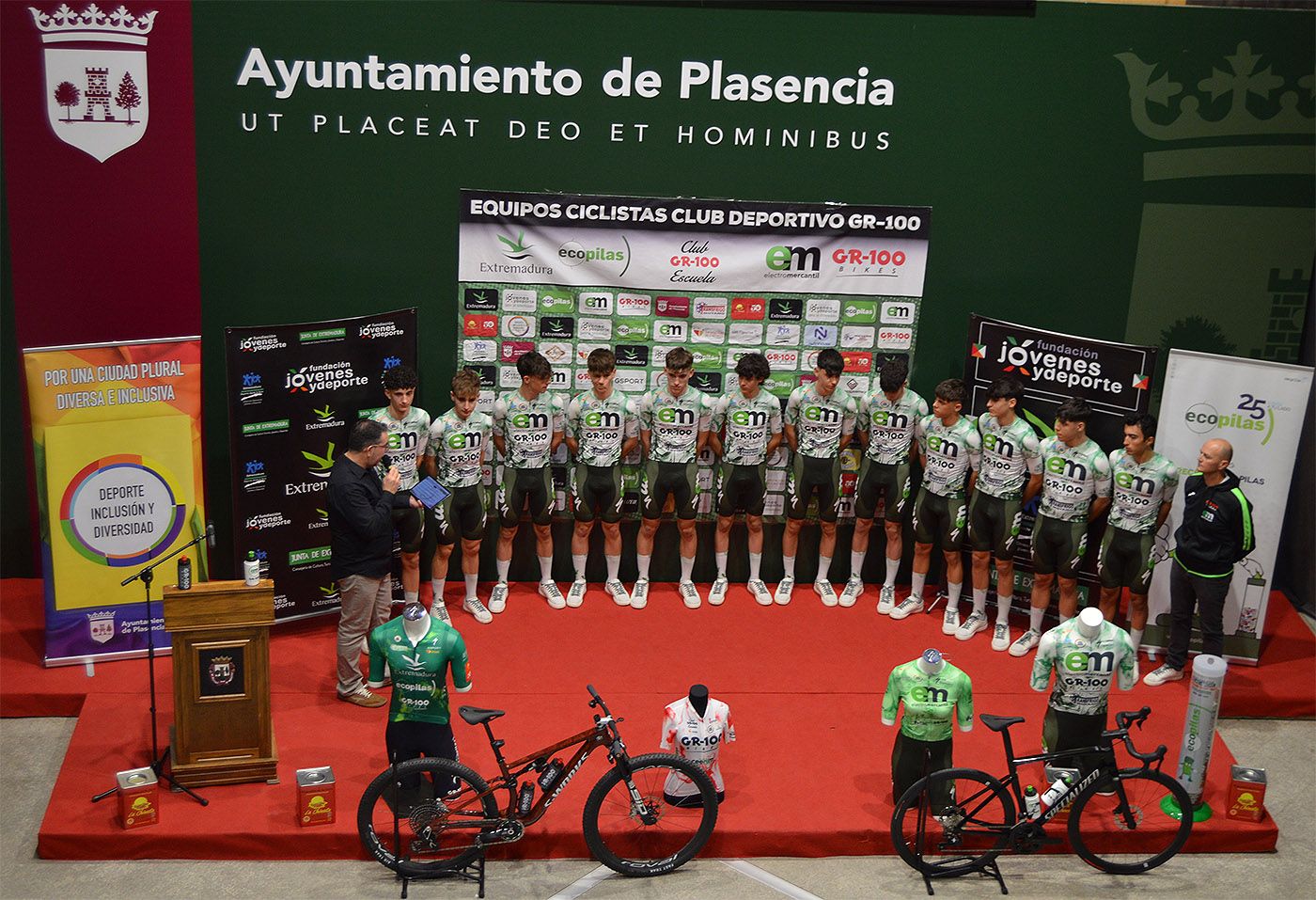 Equipo Electromercantil-GR100 júnior en una prueba del calendario nacional