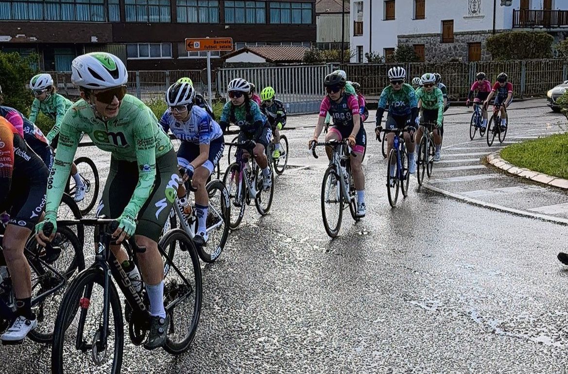 El equipo cadete femenino del Electromercantil-GR100 en la prueba vasca de Lea Artibai