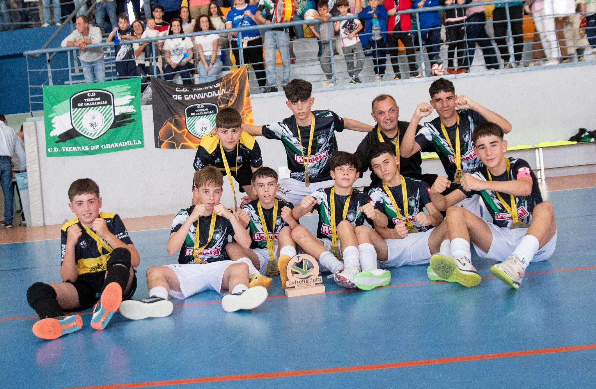 Jugadores del CD Tierras de Granadilla celebrando el título infantil de fútbol sala