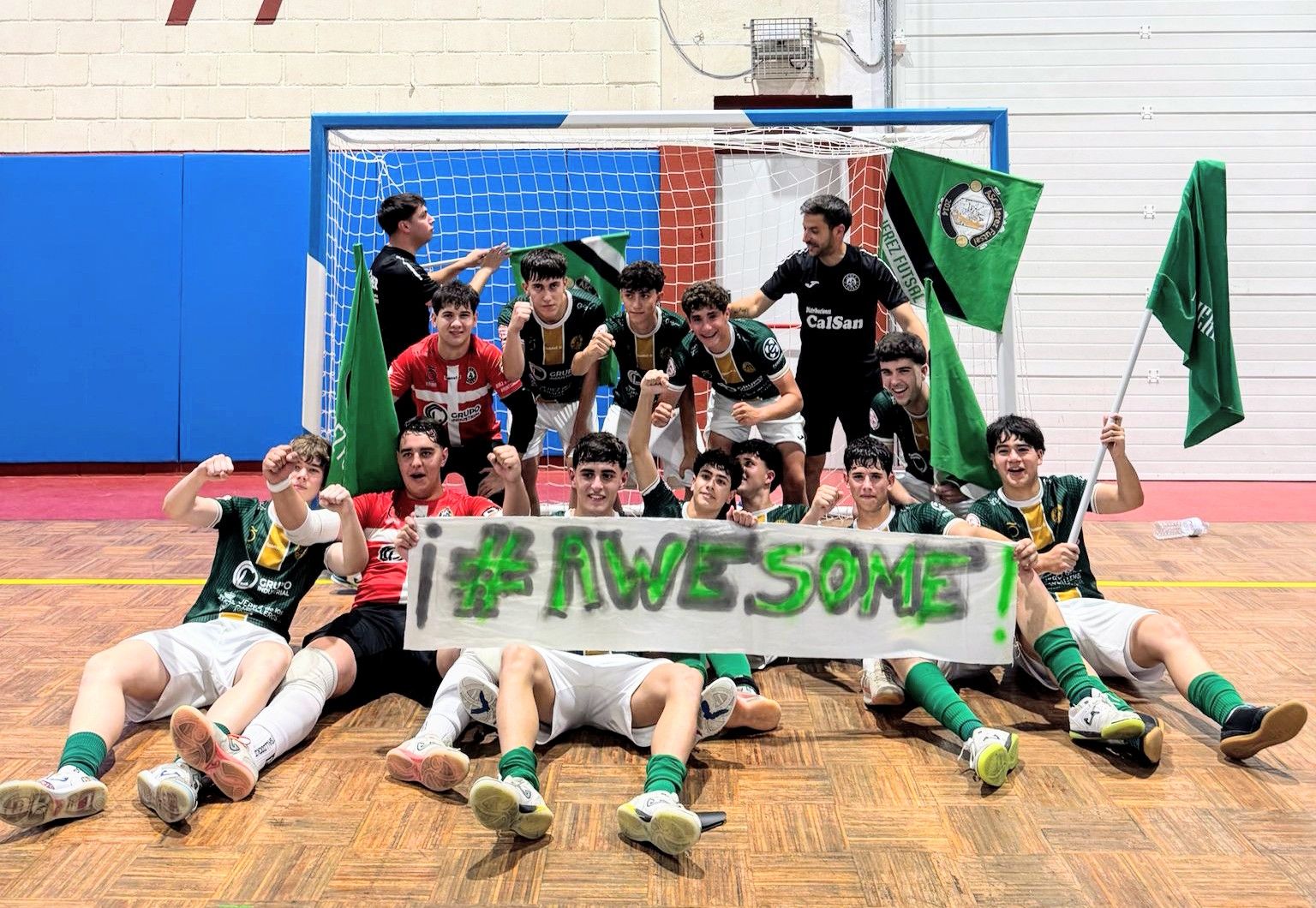 Jugadores del Jerez Futsal Juvenil A celebrando el ascenso a División de Honor Juvenil de fútbol sala