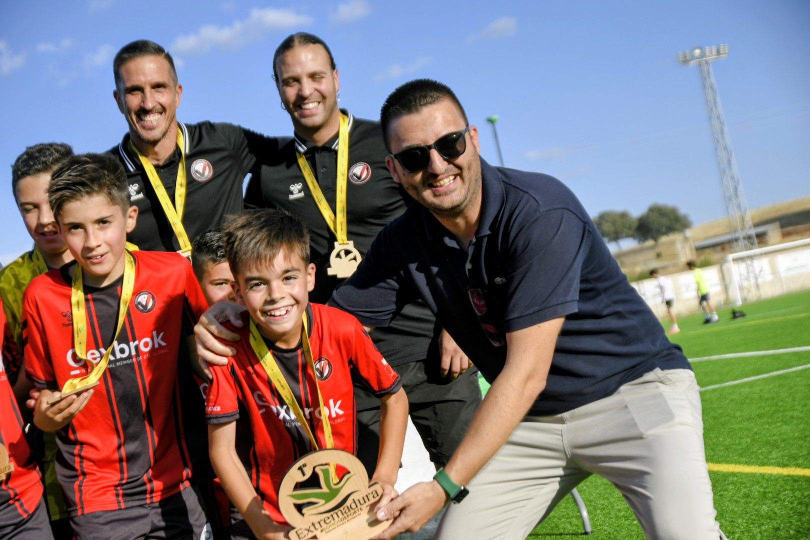 Jugadores del CP Vedruna Cáceres celebran el Campeonato de Extremadura benjamín de fútbol 8