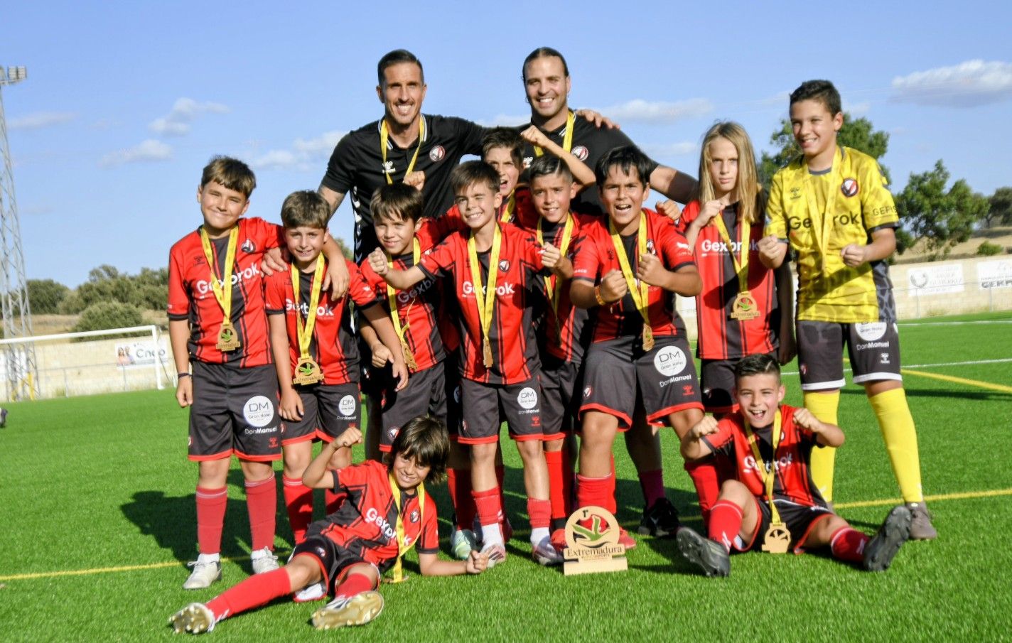 Jugadores del CP Vedruna Cáceres celebran el Campeonato de Extremadura benjamín de fútbol 8