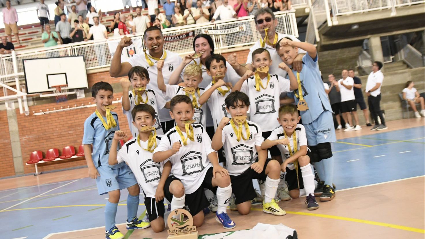 Jugadores de la AD Mérida celebrando el título extremeño prebenjamín de fútbol sala