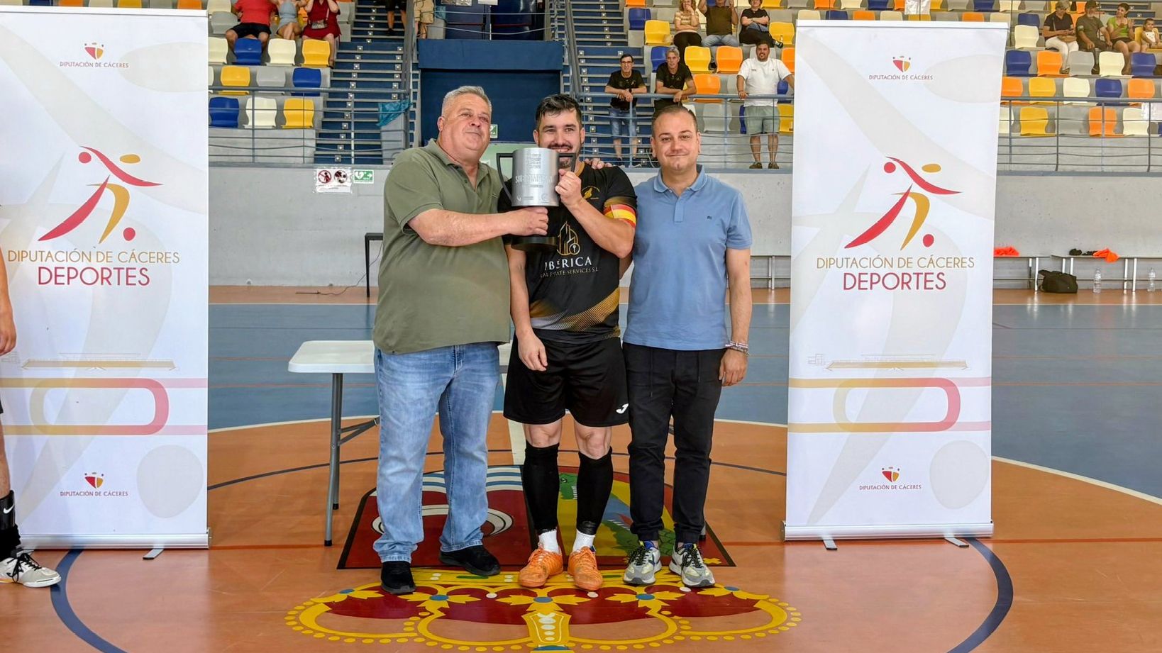 Entrega de premios de la final masculina de fútbol sala en Almaraz