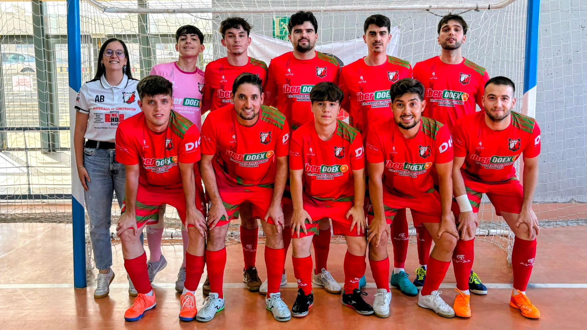 Plantilla de la AD Madroñera FS con el trofeo de campeón provincial