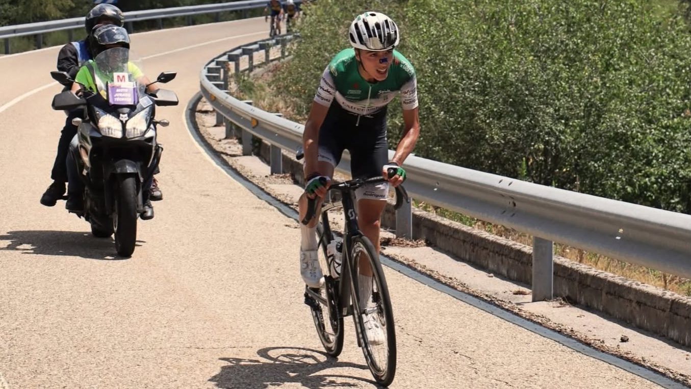 Paco Fernández durante la Vuelta a Castilla y León con el Extremadura Pebetero