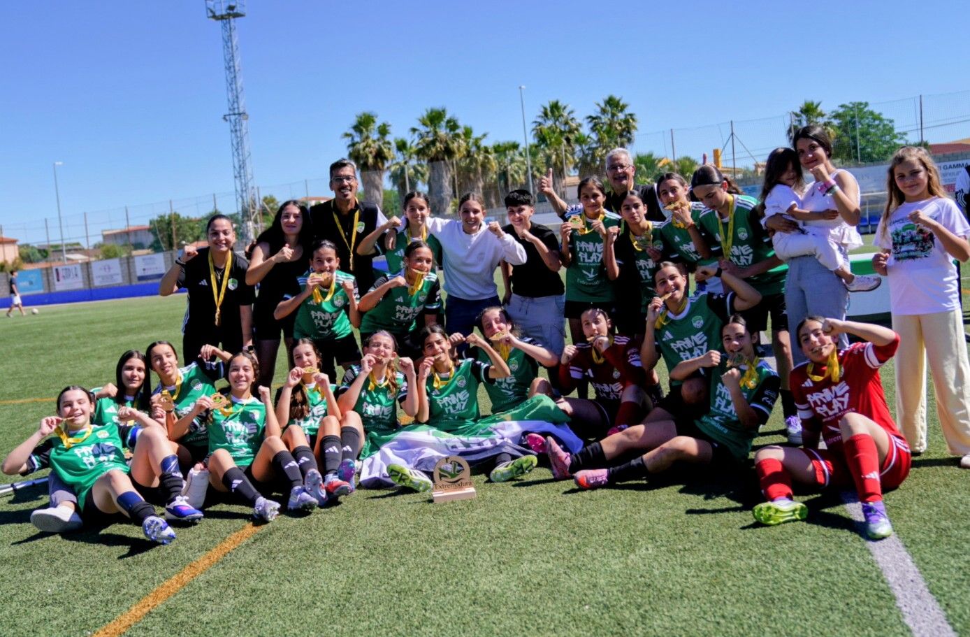 Jugadoras del SportExtremadura celebrando el Campeonato de Extremadura infantil femenino