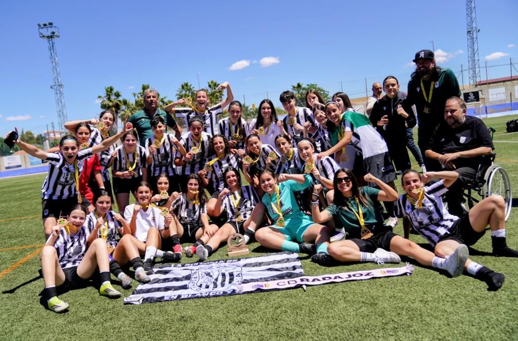 Jugadoras del Badajoz Femenino celebrando el Campeonato de Extremadura cadete