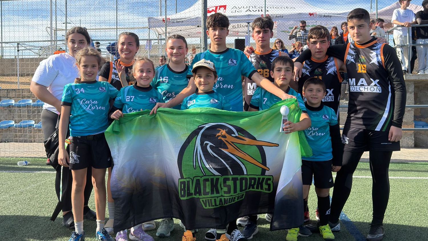 Jugadores de Villanueva Black Storks celebrando el título sub-17 en la Ávila Bowl