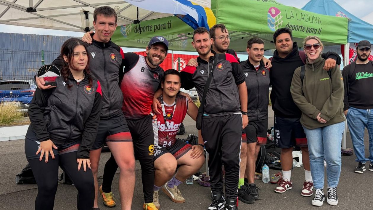 Jugadores de Villanueva Black Storks celebrando el título sub-17 en la Ávila Bowl