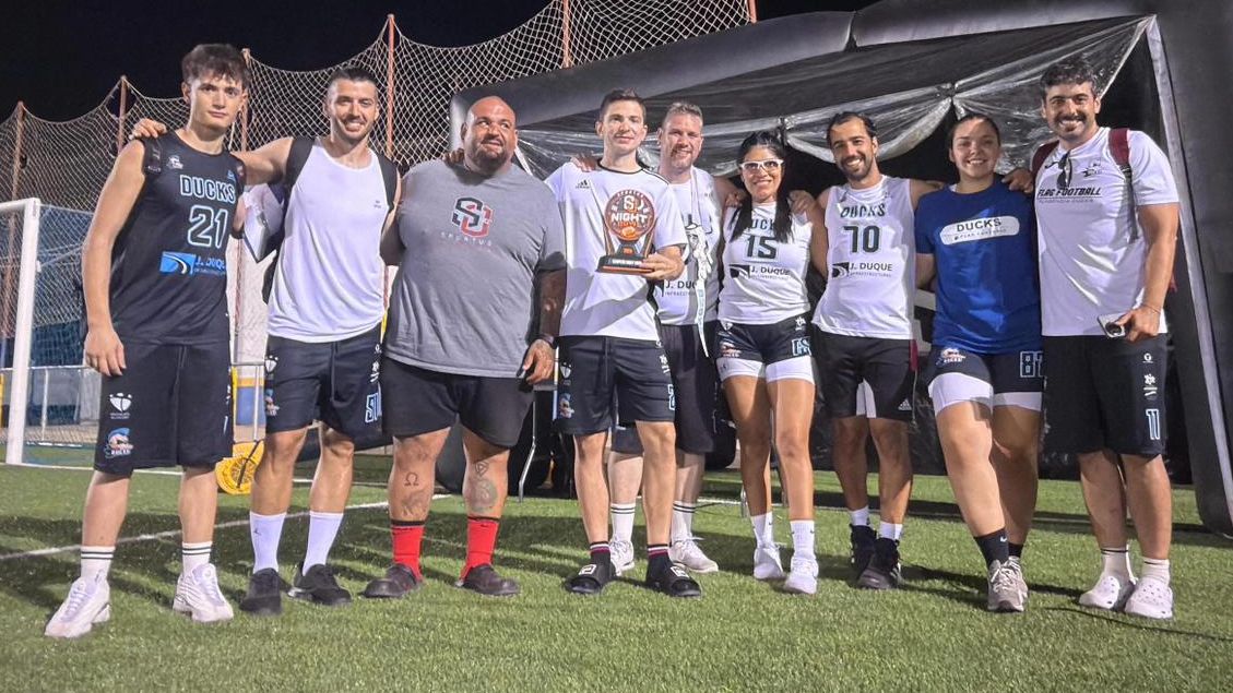 Plasencia Ducks celebra el título de la Night Bowl de Solana de los Barros