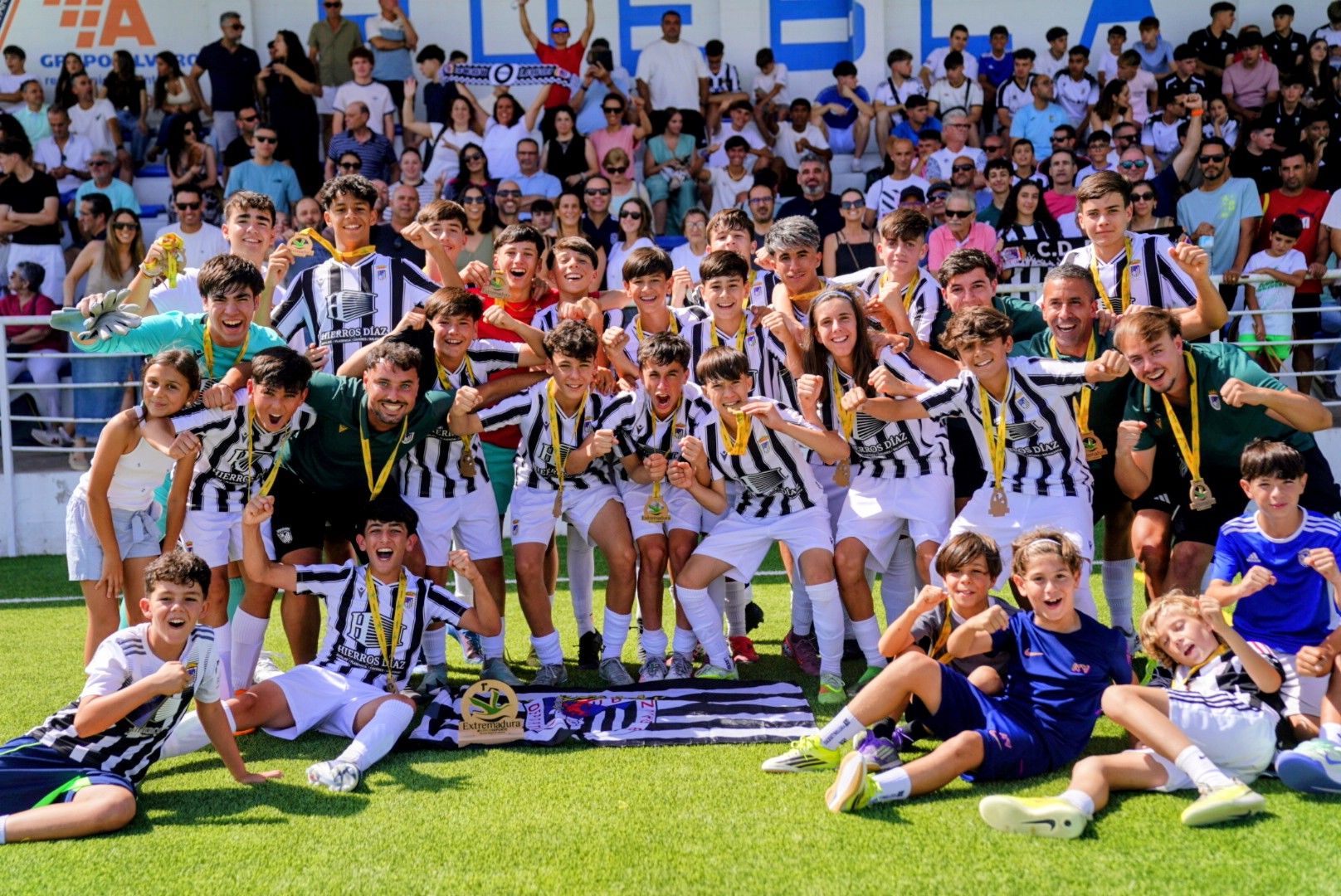 Jugadores del Infantil A de La Academia CD Badajoz tras vencer al Diocesano