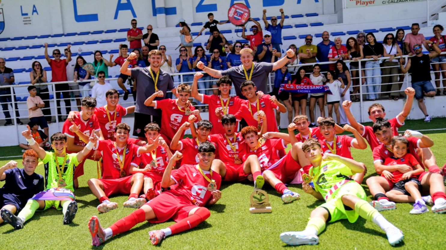 Jugadores del Diocesano tras vencer a la AD Mérida en Puebla de la Calzada