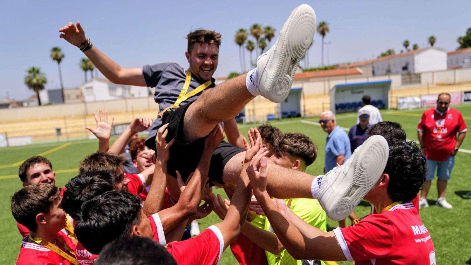 Jugadores del Diocesano tras vencer a la AD Mérida en Puebla de la Calzada