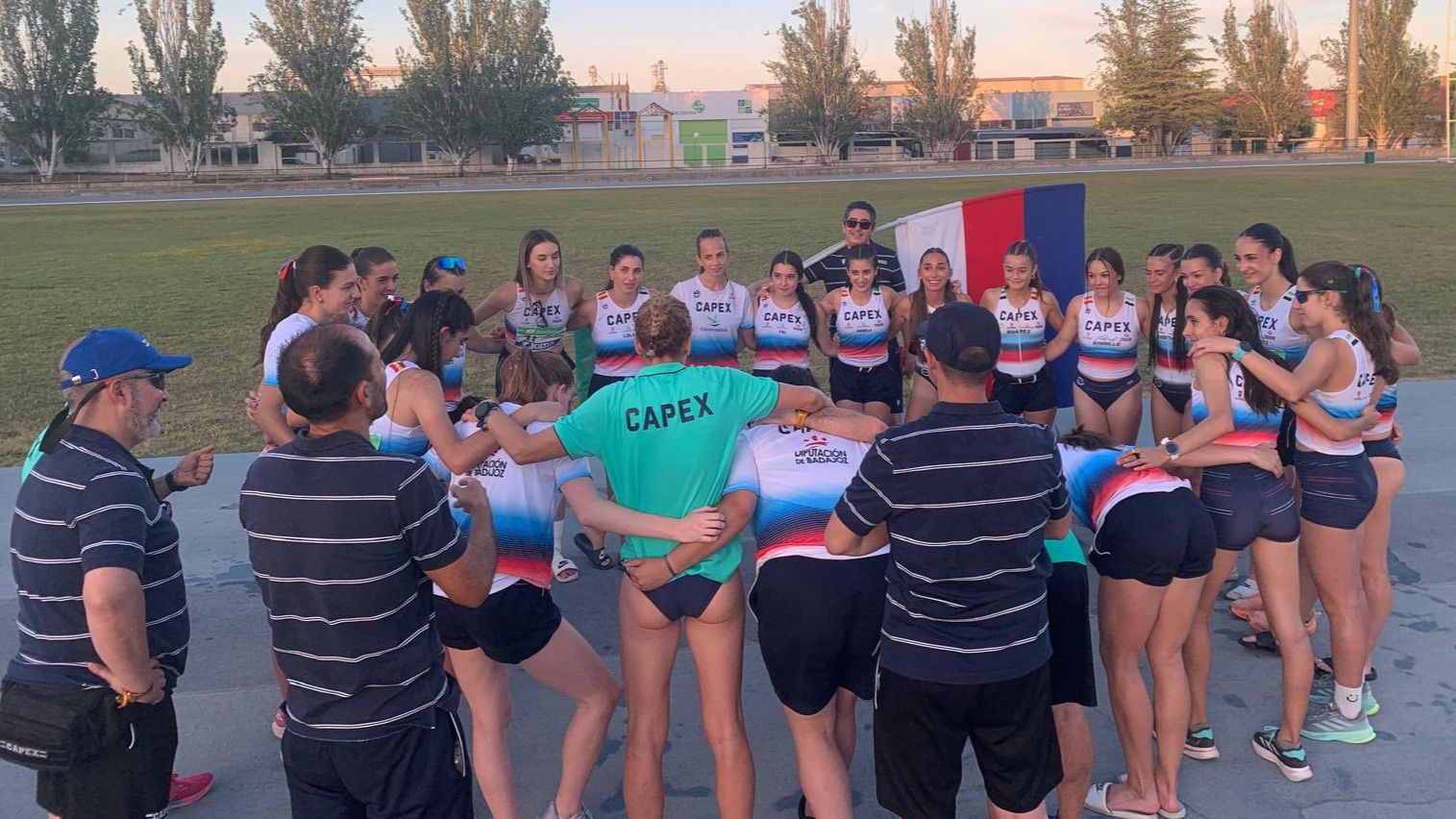 Equipo femenino del CAPEX tras lograr la permanencia en Primera División