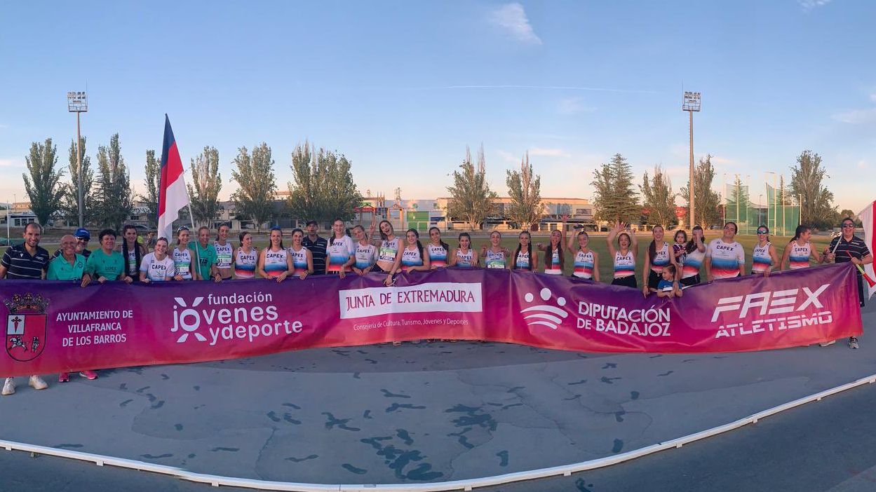 Equipo femenino del CAPEX tras lograr la permanencia en Primera División