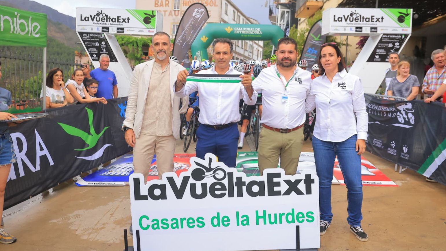 Pelotón de la Vuelta a Extremadura durante la etapa reina por Las Hurdes y el Valle del Ambroz