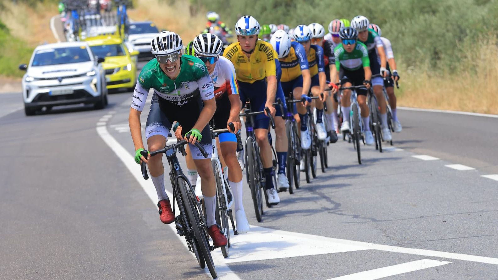 Pelotón de la Vuelta a Extremadura durante la etapa reina por Las Hurdes y el Valle del Ambroz