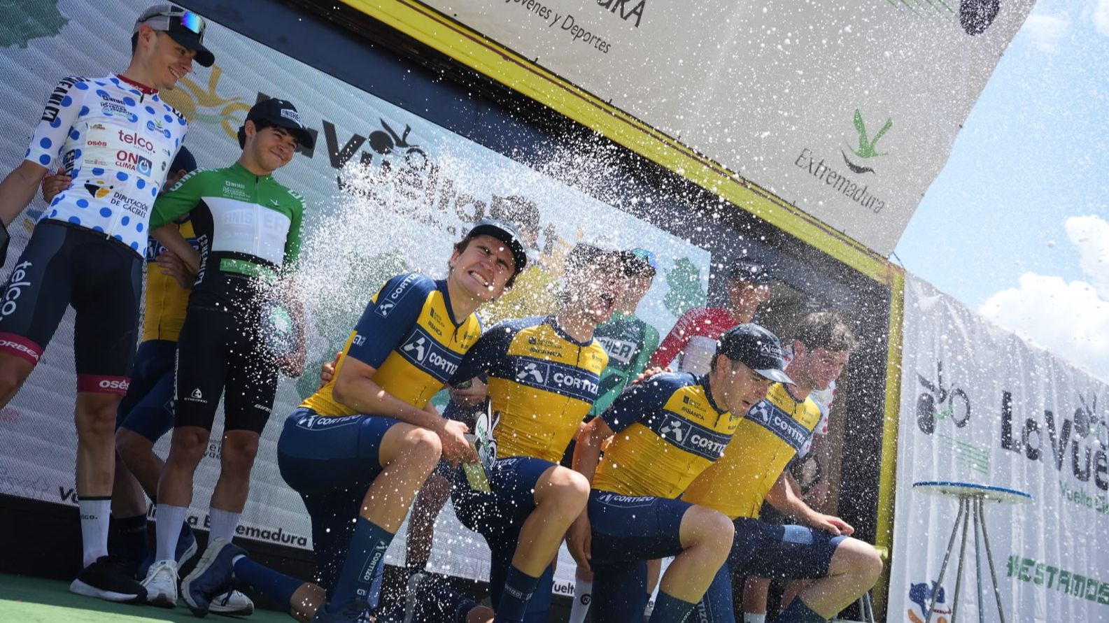 Pelotón de la Vuelta a Extremadura durante la etapa reina por Las Hurdes y el Valle del Ambroz
