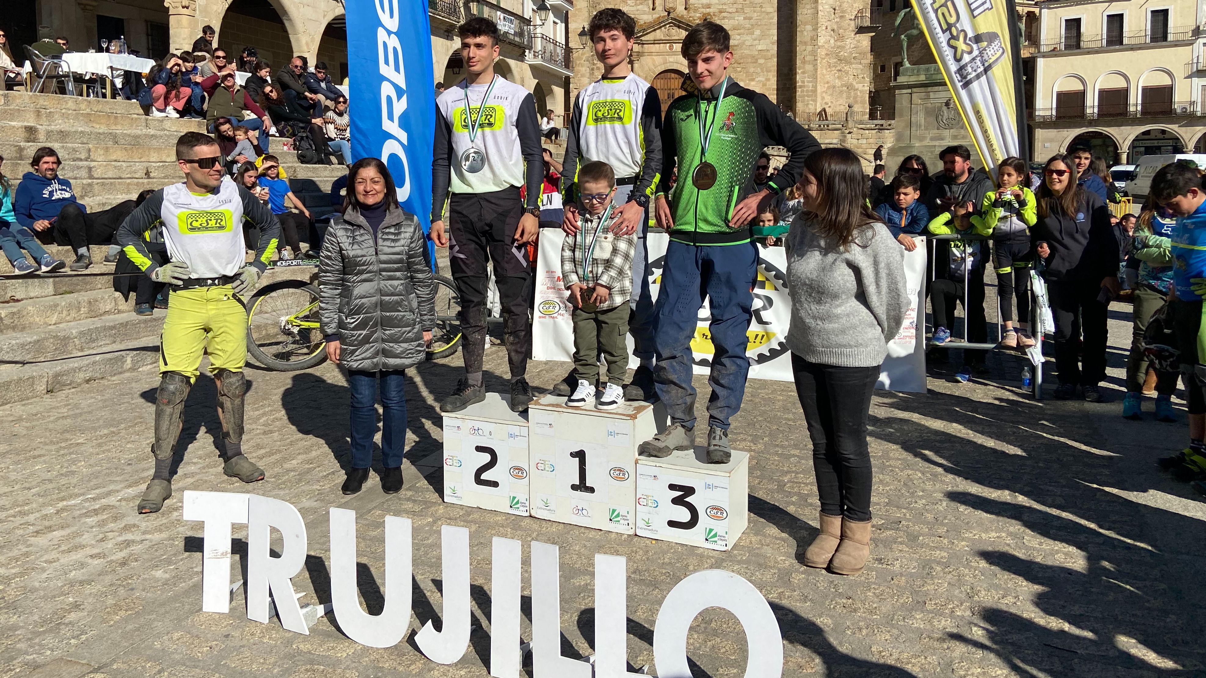 Álvaro Muñoz compite en una prueba de enduro en montaña