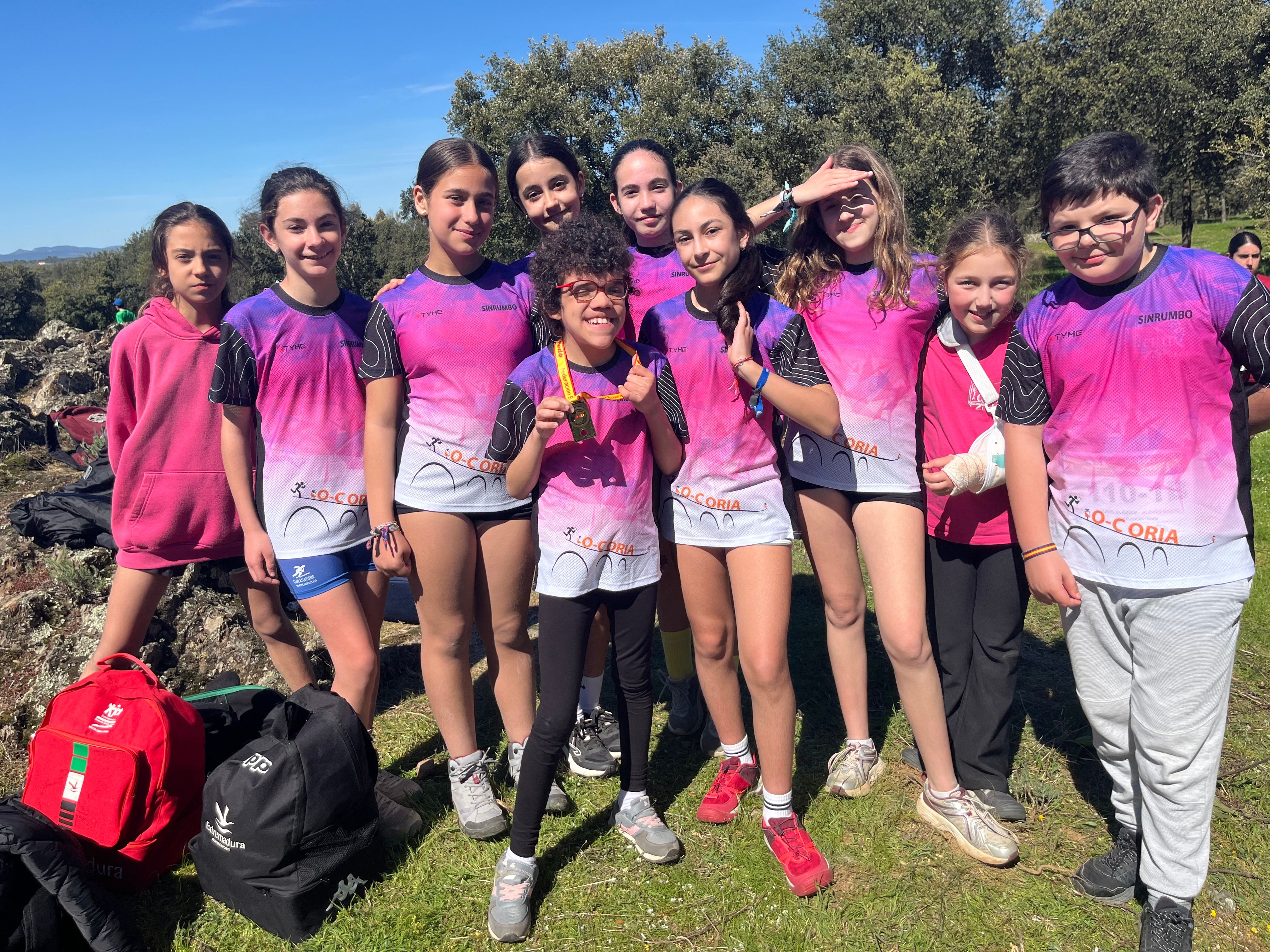 La deportista cauriense María Santos posa con su medalla de campeona de España escolar