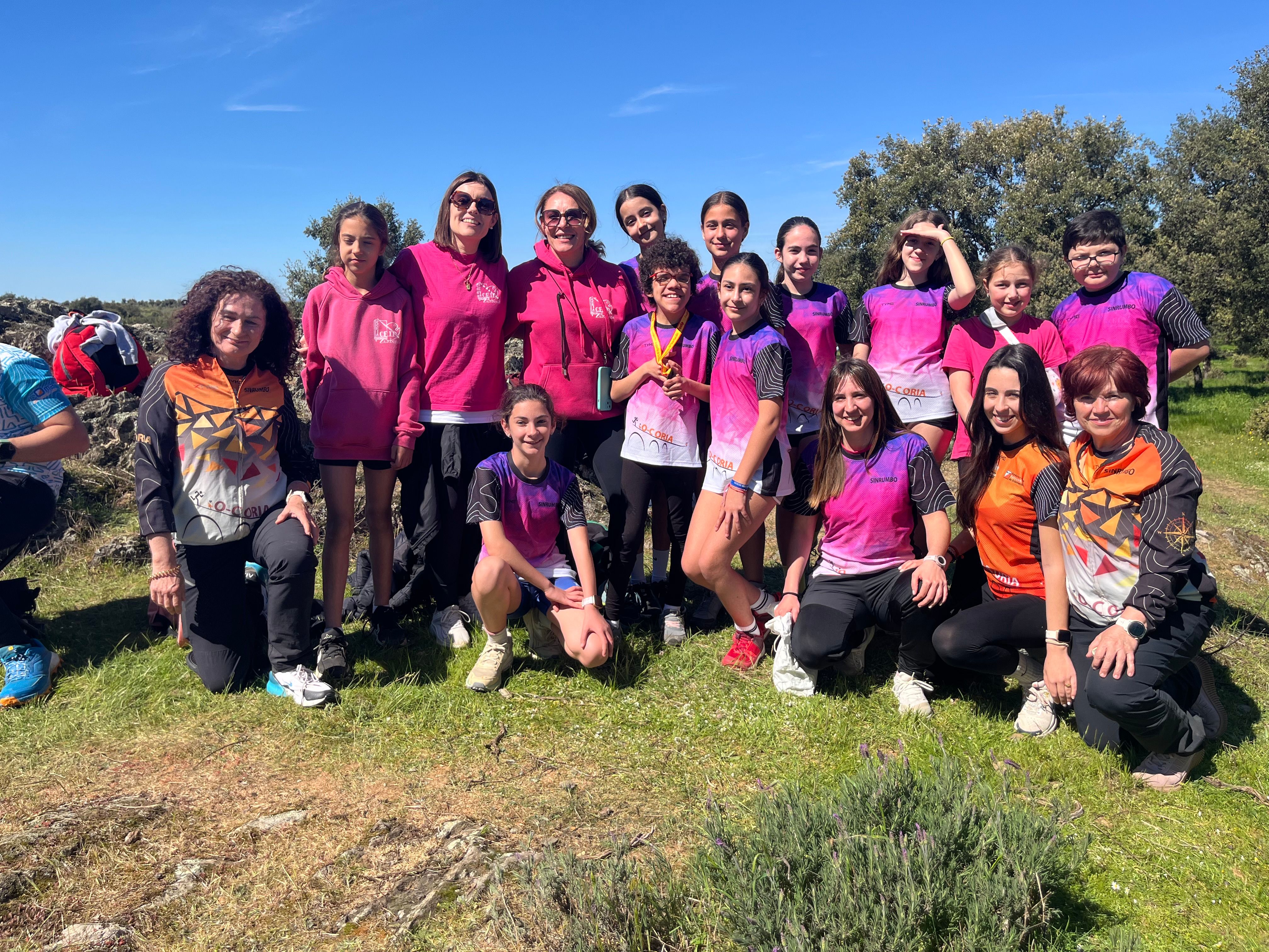La deportista cauriense María Santos posa con su medalla de campeona de España escolar