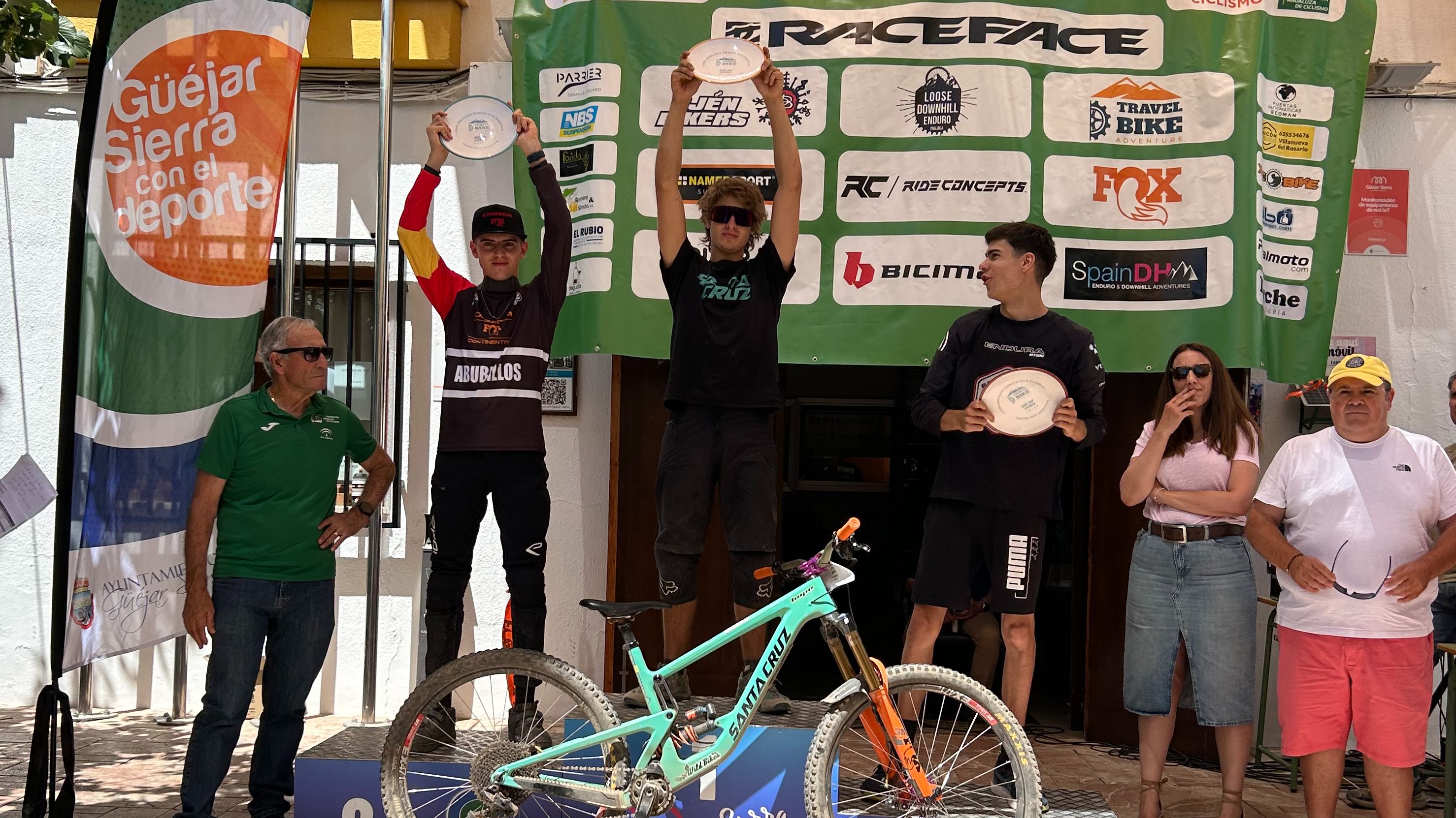 Álvaro Muñoz compite en una prueba de enduro en montaña