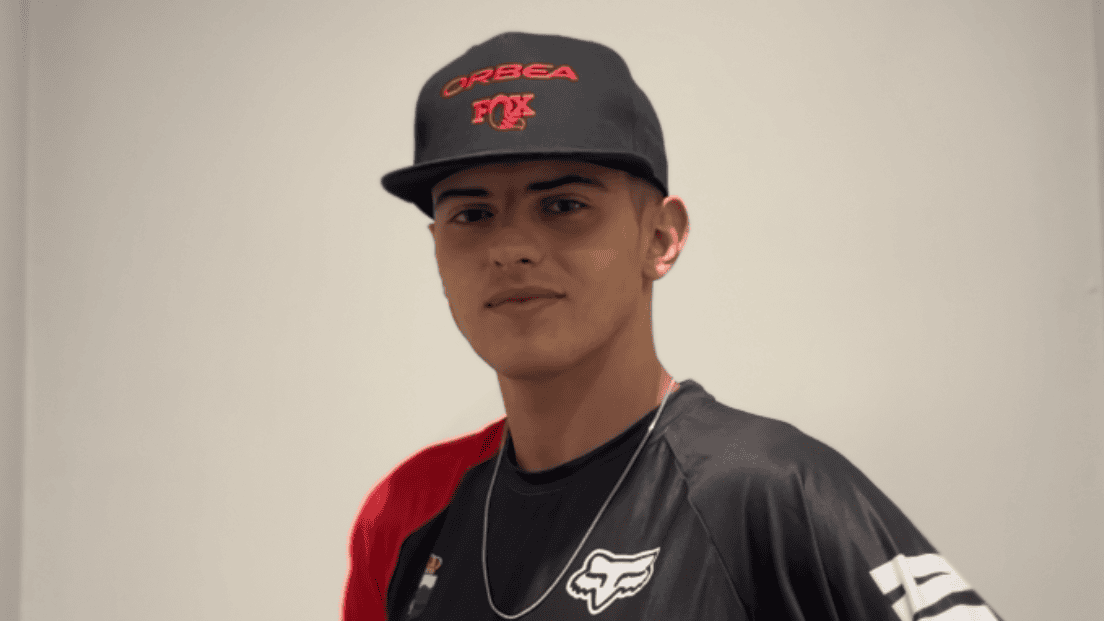 Álvaro Muñoz compite en una prueba de enduro en montaña