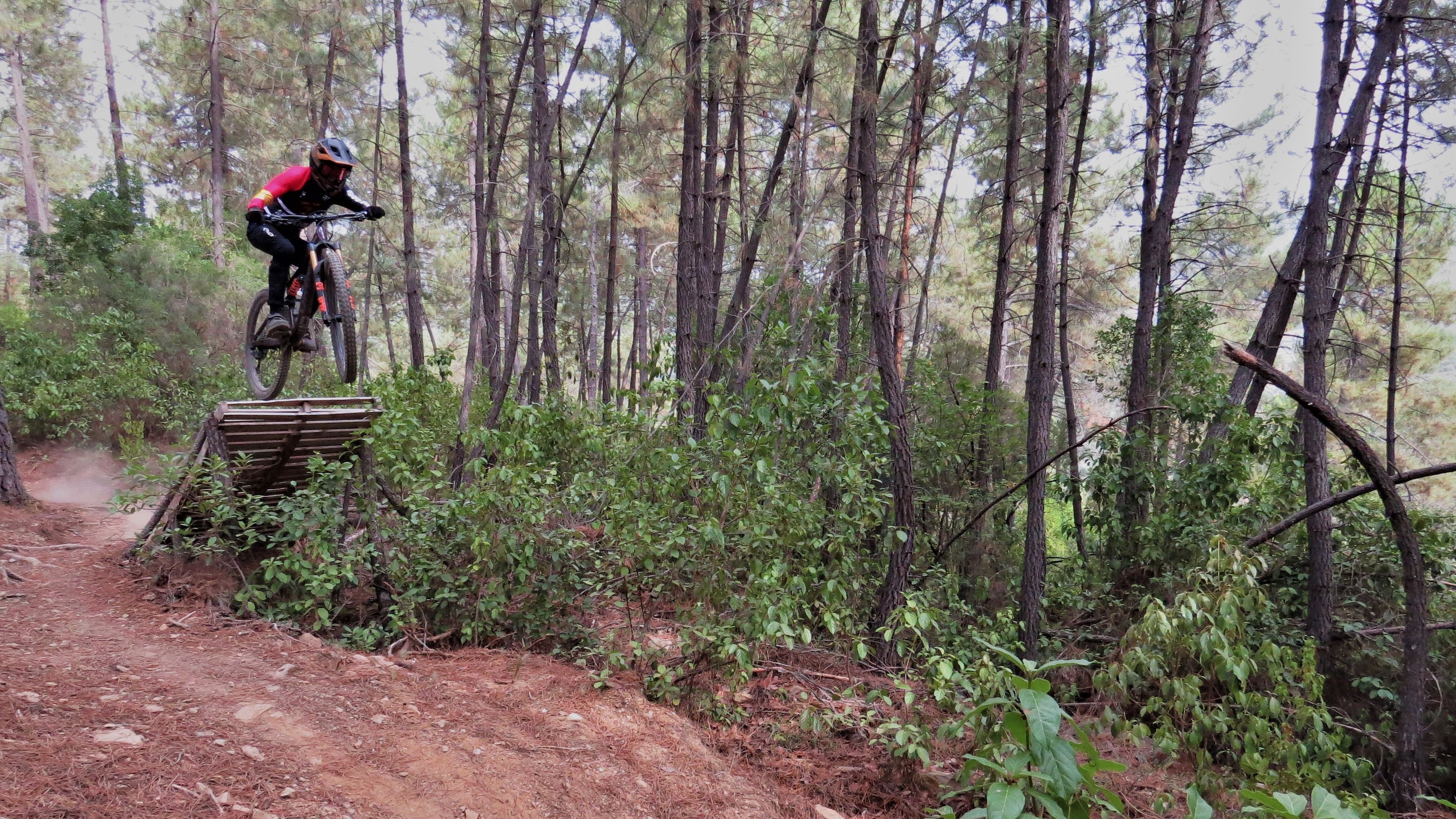 Álvaro Muñoz compite en una prueba de enduro en montaña