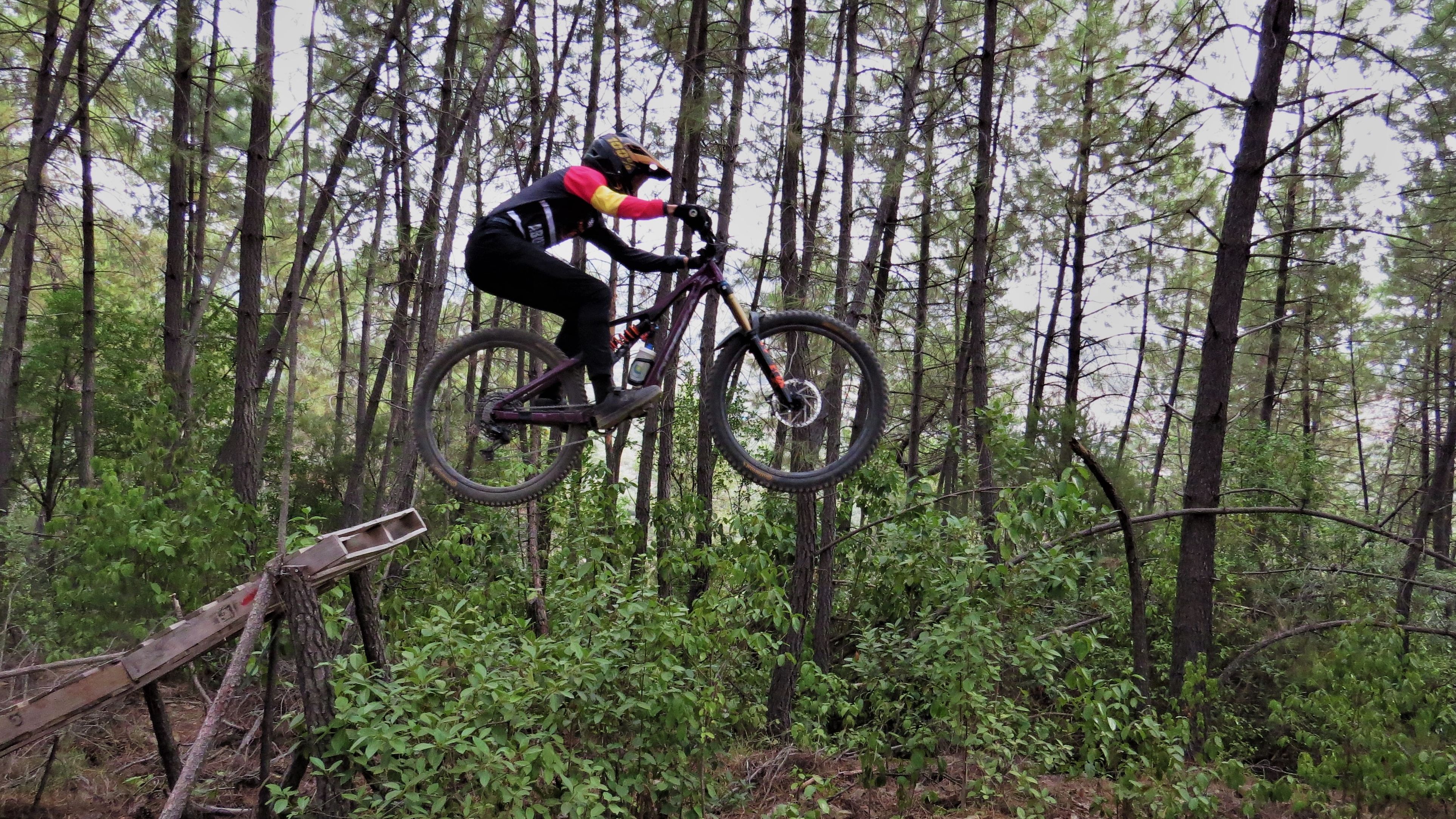 Álvaro Muñoz compite en una prueba de enduro en montaña