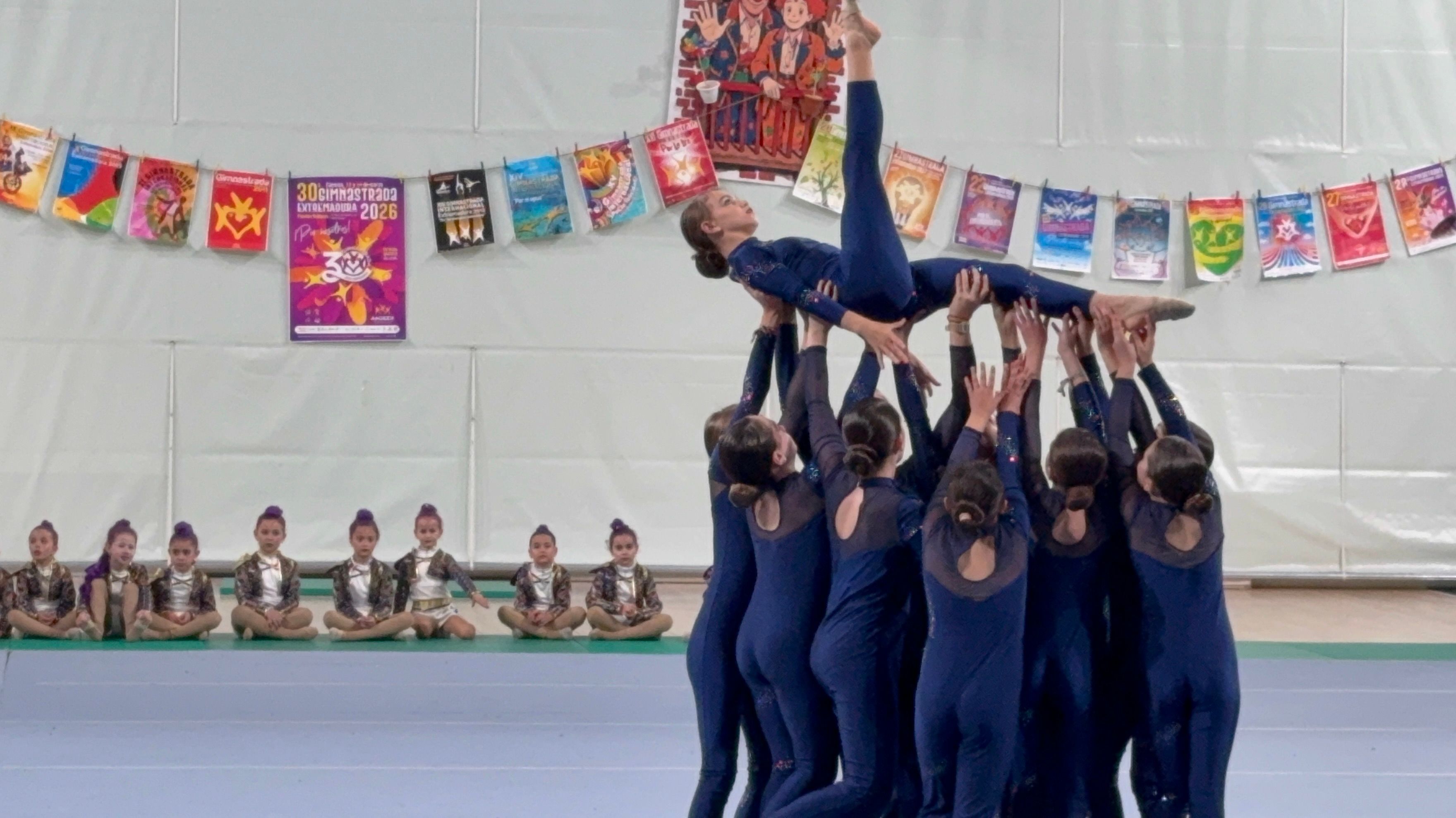 Exhibición grupal durante la Gimnastrada del 30 aniversario en Cáceres