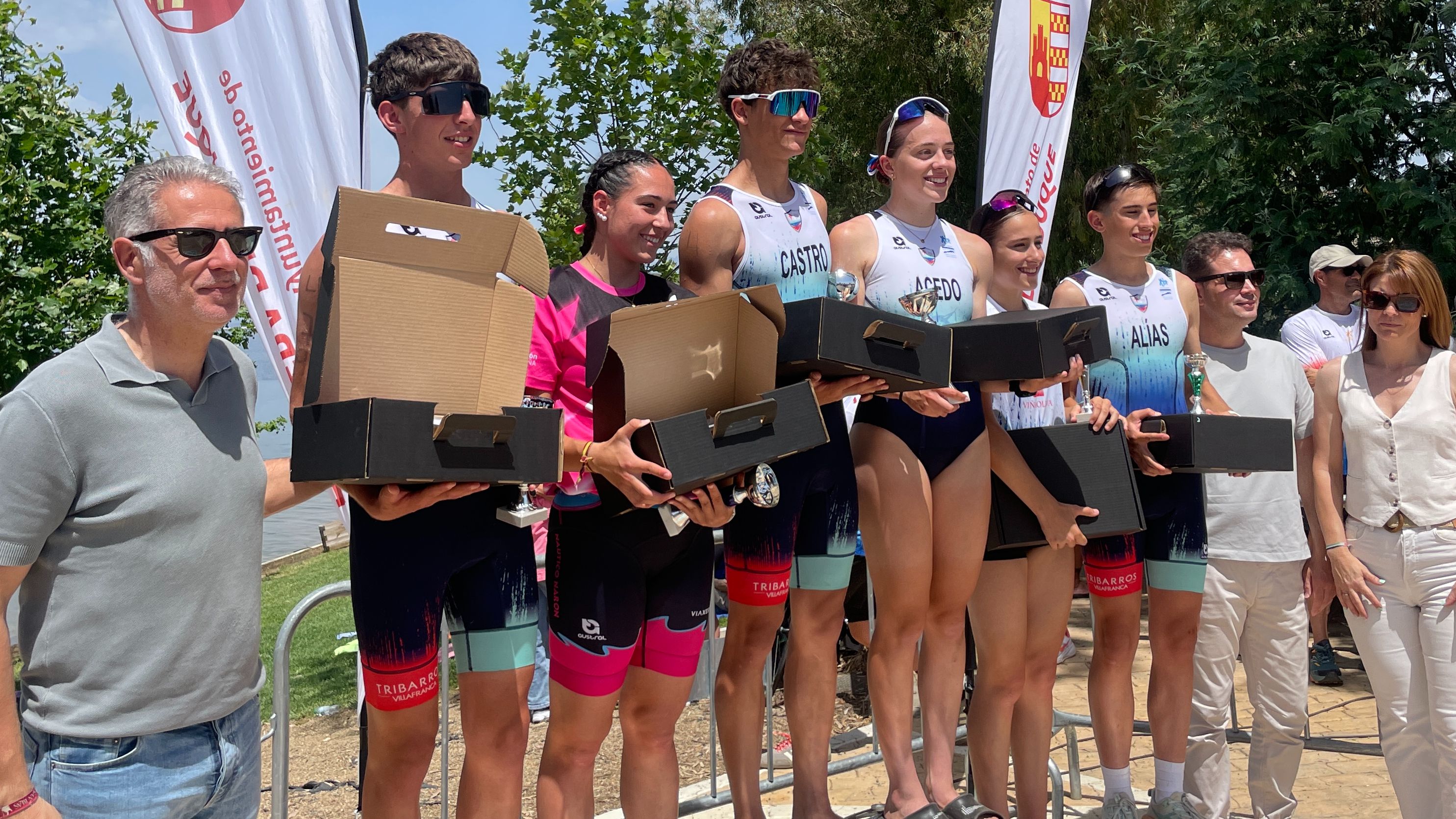 Deportistas del TriBarros VCA celebrando sus podios en el V Triatlón SuperSprint Playa de Peloche