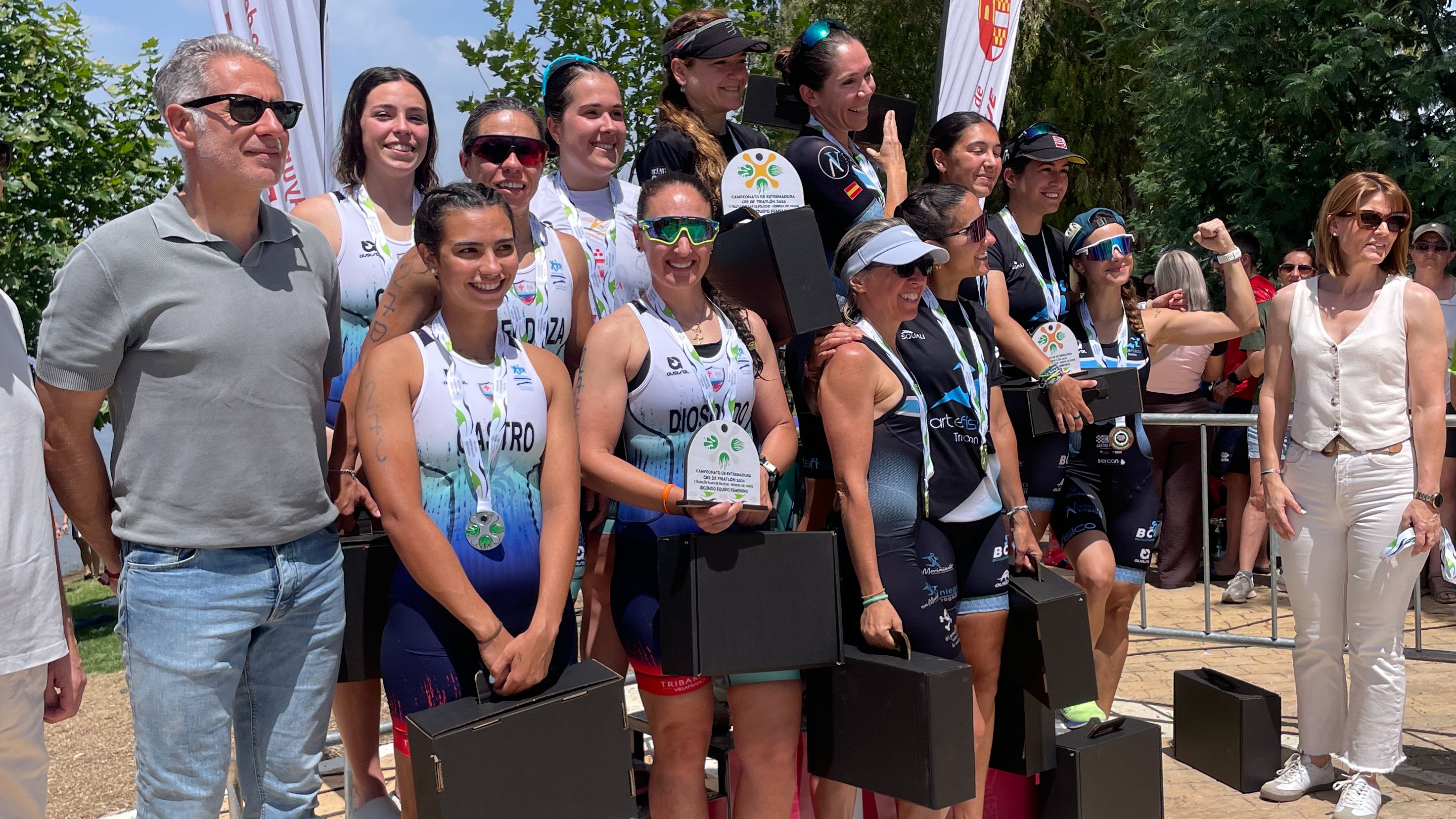 Deportistas del TriBarros VCA celebrando sus podios en el V Triatlón SuperSprint Playa de Peloche