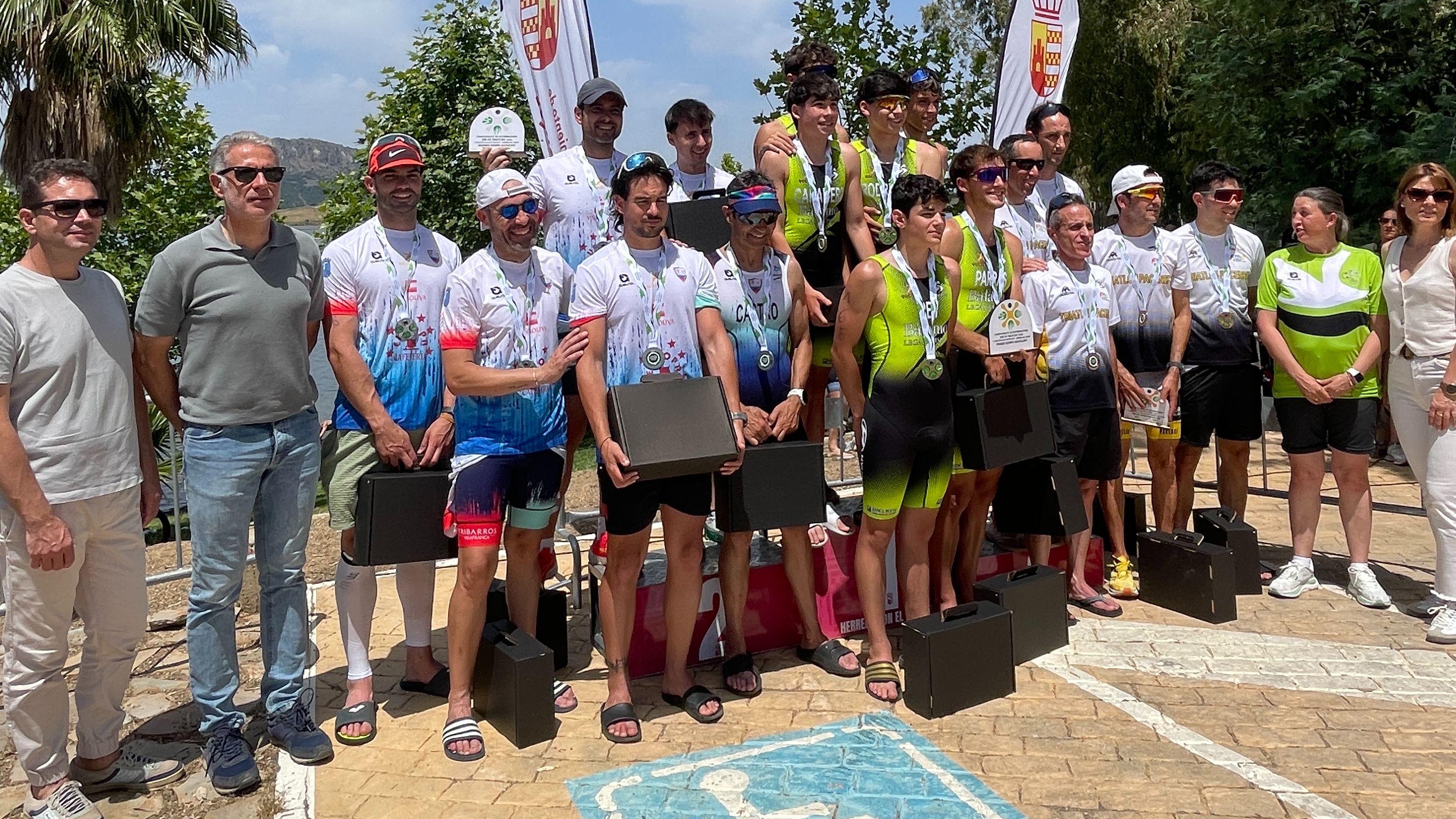 Deportistas del TriBarros VCA celebrando sus podios en el V Triatlón SuperSprint Playa de Peloche