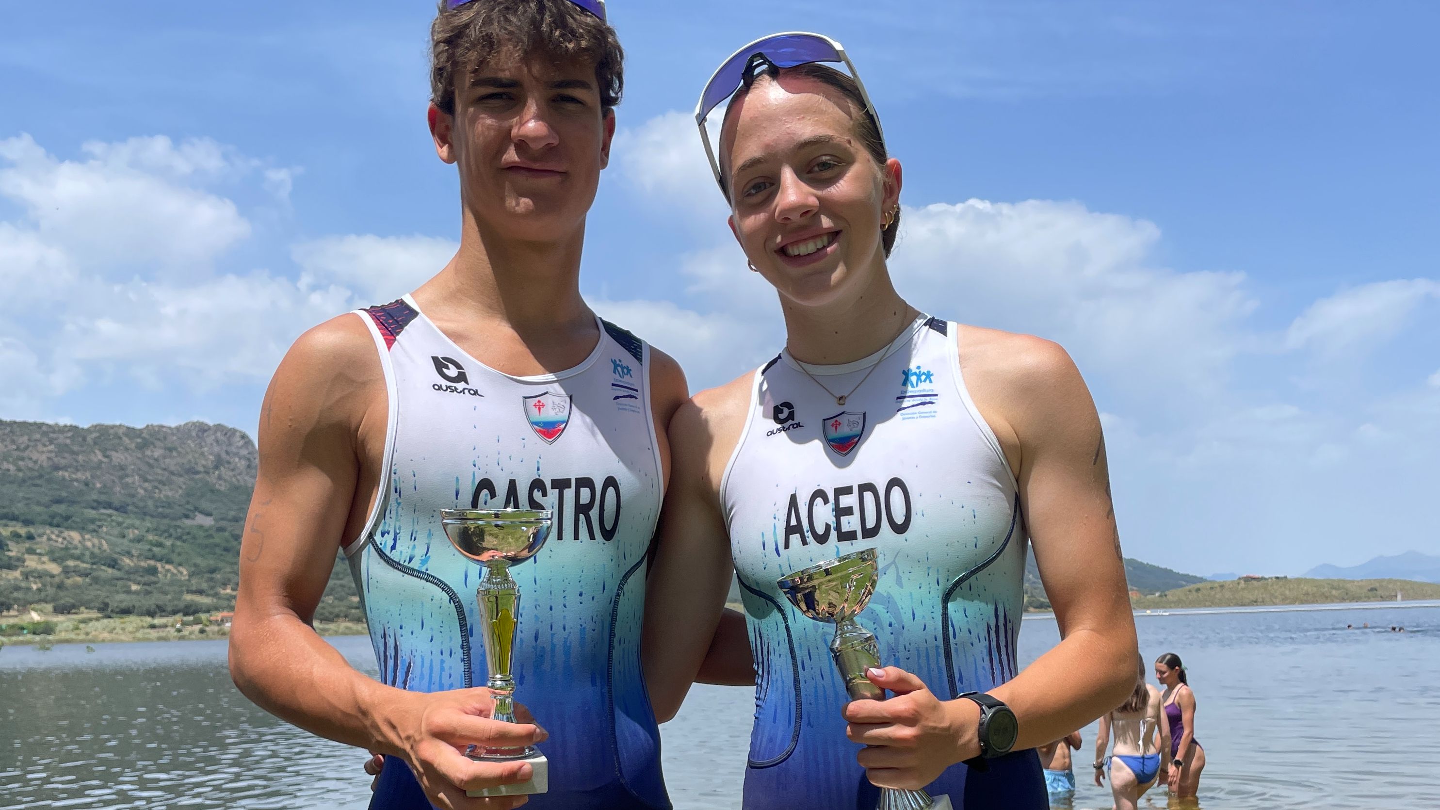 Deportistas del TriBarros VCA celebrando sus podios en el V Triatlón SuperSprint Playa de Peloche