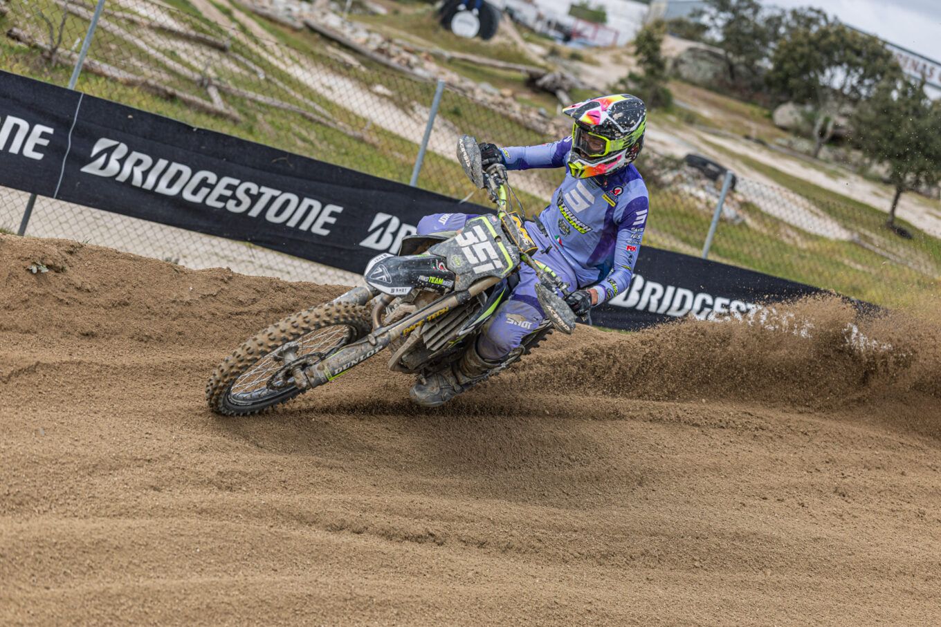 Rubén Fernández liderando la carrera de MX1 en el circuito de Malpartida