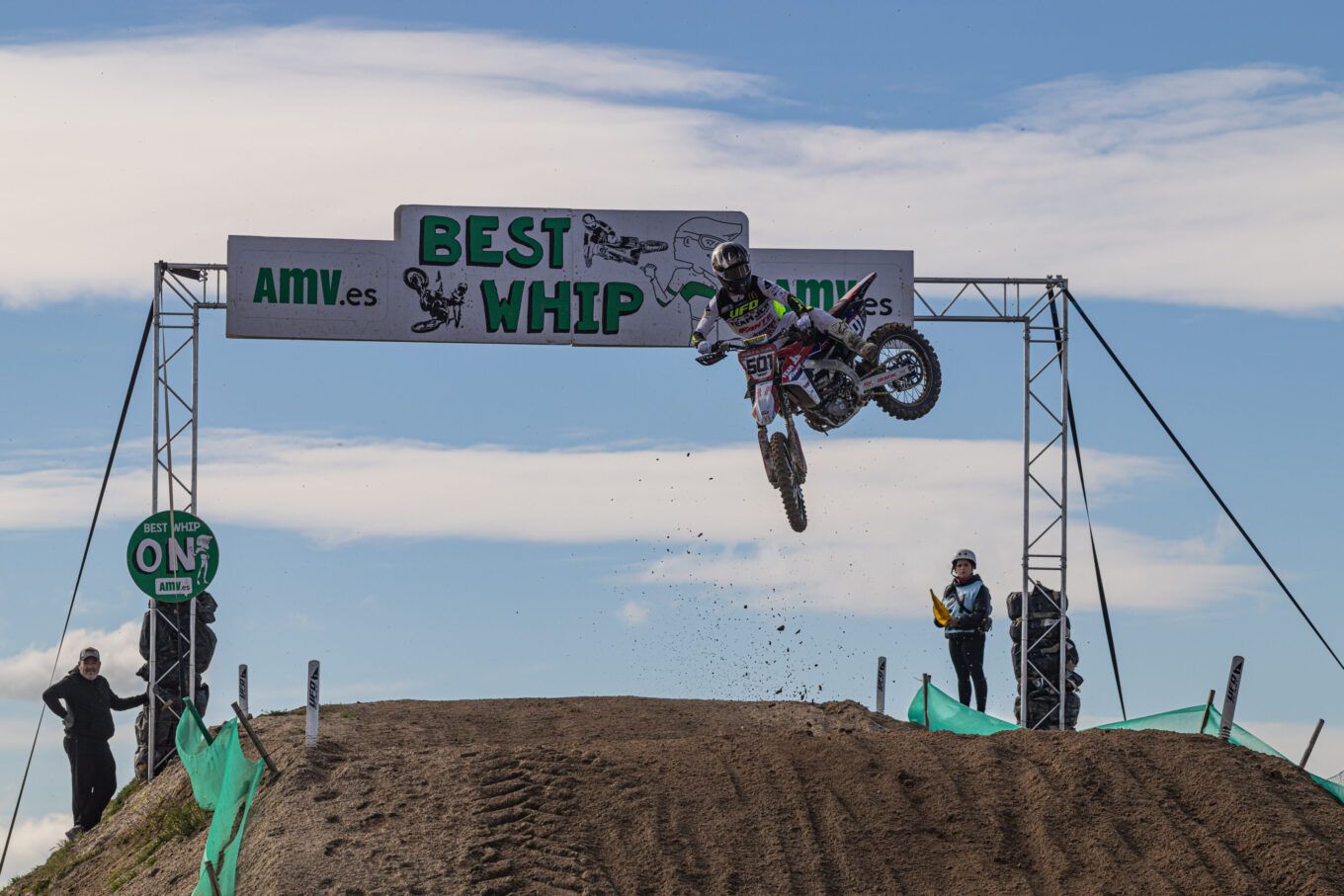 Rubén Fernández liderando la carrera de MX1 en el circuito de Malpartida