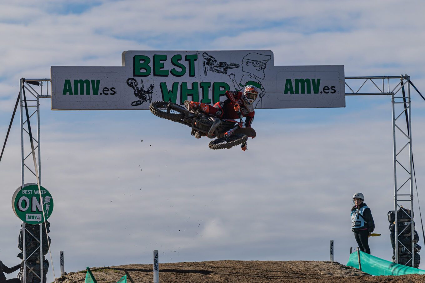 Rubén Fernández liderando la carrera de MX1 en el circuito de Malpartida
