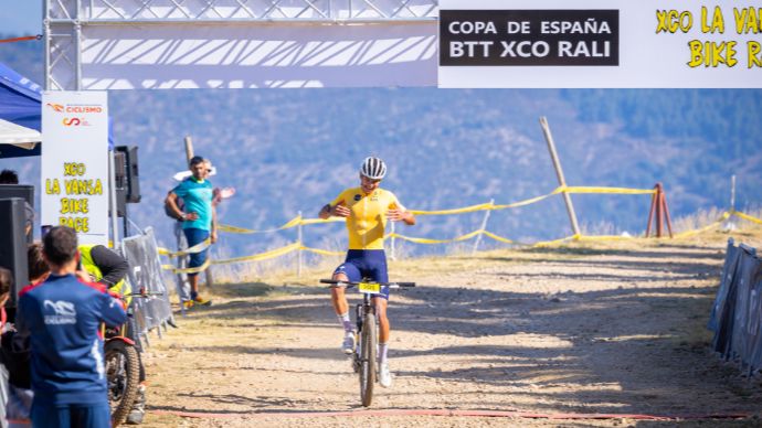 Corredores del Extremadura-PetroGold durante una prueba nacional de XCO
